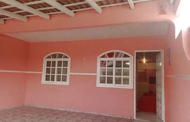 Imagem: A casa possui 2 Dormitórios, 1 Banheiro, 2 Vagas na garagem