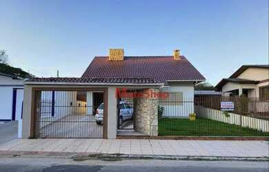 Imagem: A casa possui 3 Dormitórios, 2 Banheiros, 3 Vagas na garagem