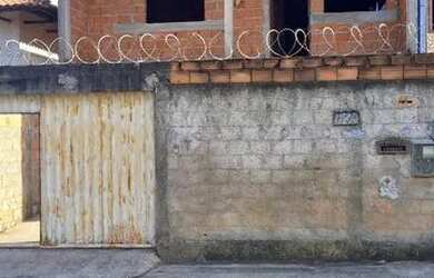 Imagem: A casa possui 4 Dormitórios, 3 Banheiros, 2 Vagas na garagem