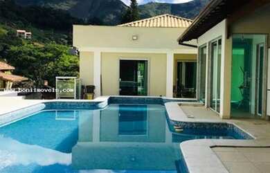 Imagem: A casa possui 3 Dormitórios, 5 Banheiros, 2 Vagas na garagem