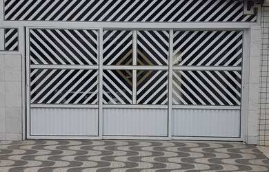 Imagem: A casa possui 2 Dormitórios, 2 Vagas na garagem e está localizado