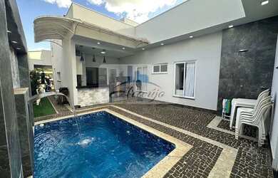 Imagem: A casa possui 3 Dormitórios, 2 Banheiros, 2 Vagas na garagem