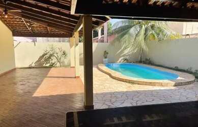 Imagem: A casa possui 3 Dormitórios, 3 Banheiros, 4 Vagas na garagem