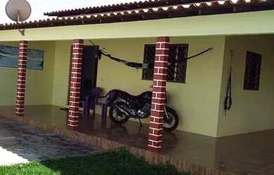 Imagem: A casa possui 3 Dormitórios, 2 Banheiros, 2 Vagas na garagem