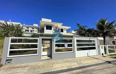 Imagem: A casa possui 3 Dormitórios, 4 Banheiros, 2 Vagas na garagem