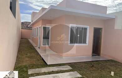 Imagem: A casa possui 3 Dormitórios, 2 Banheiros, 2 Vagas na garagem