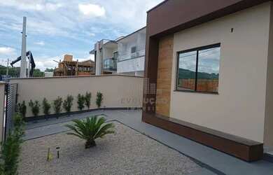 Imagem: A casa possui 3 Dormitórios, 2 Banheiros, 2 Vagas na garagem