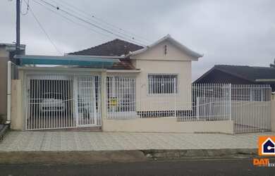 Imagem: A casa possui 4 Dormitórios, 2 Banheiros, 2 Vagas na garagem