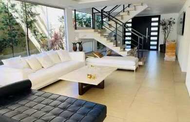 Imagem: A casa possui 3 Dormitórios, 3 Banheiros, 2 Vagas na garagem