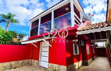 Imagem: A casa possui 4 Dormitórios, 2 Banheiros, 3 Vagas na garagem