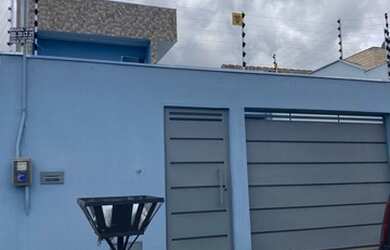 Imagem: A casa possui 3 Dormitórios, 2 Banheiros, 2 Vagas na garagem