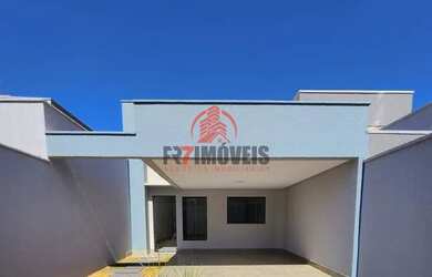 Imagem: A casa possui 3 Dormitórios, 1 Banheiro, 2 Vagas na garagem