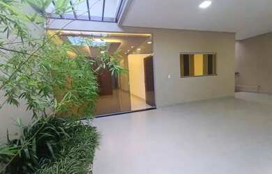 Imagem: A casa possui 3 Dormitórios, 2 Banheiros, 2 Vagas na garagem