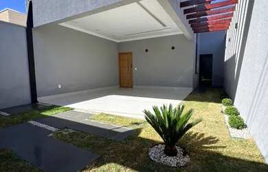 Imagem: A casa possui 3 Dormitórios, 2 Banheiros, 2 Vagas na garagem