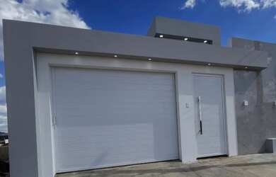 Imagem: A casa possui 3 Dormitórios, 2 Banheiros, 1 Vaga na garagem