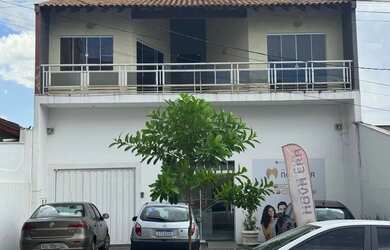 Imagem: A casa possui 3 Dormitórios, 2 Banheiros, 3 Vagas na garagem