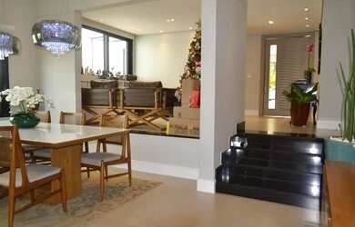 Imagem: A casa em condomínio e possui 4 Dormitórios, 5 Banheiros