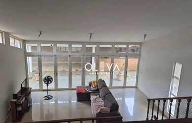 Imagem: A casa possui 3 Dormitórios, 3 Banheiros, 4 Vagas na garagem