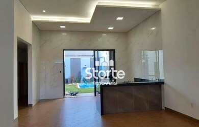 Imagem: A casa possui 3 Dormitórios, 4 Banheiros, 3 Vagas na garagem