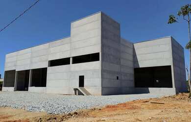 Imagem: O depósito possui 4 Vagas na garagem, 1.400m² de Área e