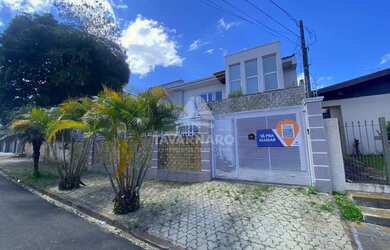 Imagem: A casa possui 4 Dormitórios, 3 Banheiros, 2 Vagas na garagem