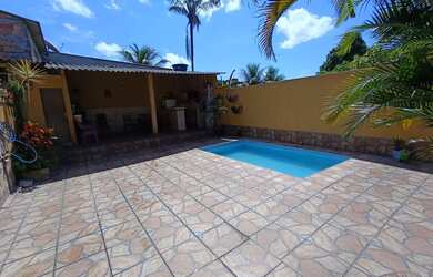 Imagem: A casa possui 3 Dormitórios, 4 Banheiros, 2 Vagas na garagem