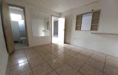 Imagem: A casa possui 2 Dormitórios, 1 Banheiro e está localizado