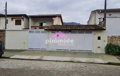 Imagem: A casa possui 3 Dormitórios, 1 Banheiro, 5 Vagas na garagem