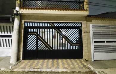 Imagem: A casa possui 3 Dormitórios, 2 Banheiros, 3 Vagas na garagem