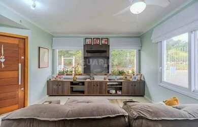 Imagem: A casa possui 3 Dormitórios, 3 Banheiros, 3 Vagas na garagem