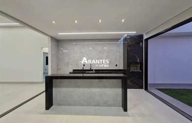 Imagem: A casa possui 3 Dormitórios, 4 Banheiros, 2 Vagas na garagem