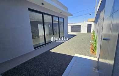 Imagem: A casa possui 2 Dormitórios, 2 Banheiros, 2 Vagas na garagem