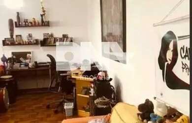 Imagem: O apartamento possui 4 Dormitórios, 1 Banheiro, 1 Vaga na garagem