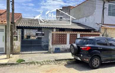 Imagem: A casa possui 2 Dormitórios, 2 Banheiros, 2 Vagas na garagem