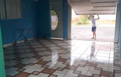 Imagem: A casa possui 3 Dormitórios, 1 Banheiro, 2 Vagas na garagem