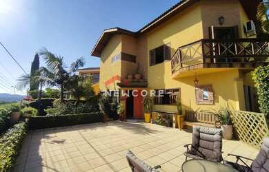 Imagem: A casa possui 4 Dormitórios, 4 Banheiros, 3 Vagas na garagem