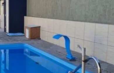 Imagem: A casa possui 3 Dormitórios, Acomodam 9 pessoas, 3 Vagas na