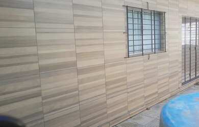 Imagem: A casa possui 3 Dormitórios, 2 Banheiros, 2 Vagas na garagem