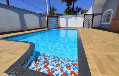 Imagem: A casa possui 5 Dormitórios, 3 Banheiros, 5 Vagas na garagem