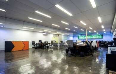 Imagem: O depósito possui 1 Vaga na garagem e 300m² de Área e está