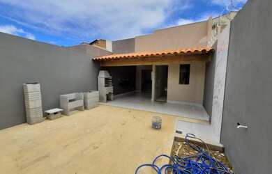 Imagem: A casa possui 3 Dormitórios, 2 Banheiros, 2 Vagas na garagem