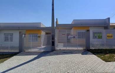 Imagem: A casa possui 3 Dormitórios, 1 Banheiro, 2 Vagas na garagem