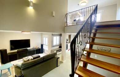 Imagem: A casa possui 3 Dormitórios, 3 Banheiros, 2 Vagas na garagem