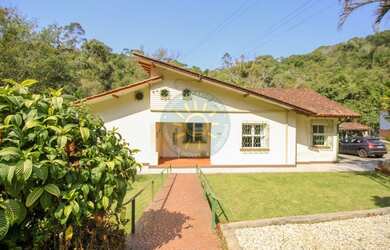 Imagem: A casa possui 4 Dormitórios, 1 Banheiro, 2 Vagas na garagem