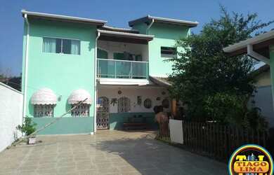 Imagem: A casa e possui 5 Dormitórios, 3 Banheiros, 5 Vagas na garagem