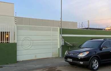 Imagem: A casa possui 3 Dormitórios, 4 Banheiros, 5 Vagas na garagem