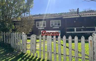 Imagem: A casa em condomínio possui 4 Dormitórios, 1 Banheiro, 3 Vagas