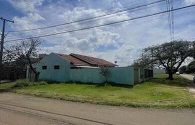 Imagem: A casa possui 3 Dormitórios, 2 Banheiros, 2 Vagas na garagem
