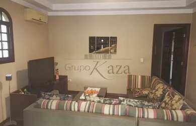 Imagem: A casa possui 4 Dormitórios, 2 Banheiros, 3 Vagas na garagem