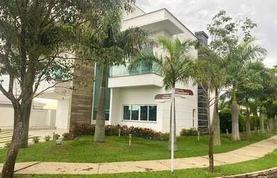 Imagem: A casa possui 4 Dormitórios, 5 Banheiros, 3 Vagas na garagem